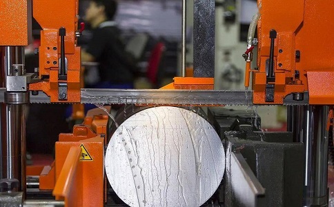 揭西立式金属带锯床切削出现跑带故障解决方法！